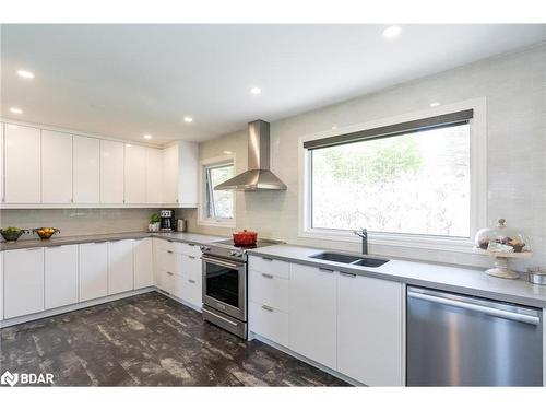 2904 20Th Side Road, Beeton, ON - Indoor Photo Showing Kitchen With Double Sink With Upgraded Kitchen