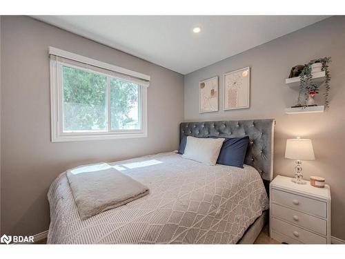 199 Hanmer Street W, Barrie, ON - Indoor Photo Showing Bedroom