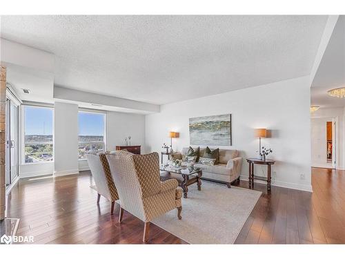 Ph1 1-2 Toronto Street, Barrie, ON - Indoor Photo Showing Living Room