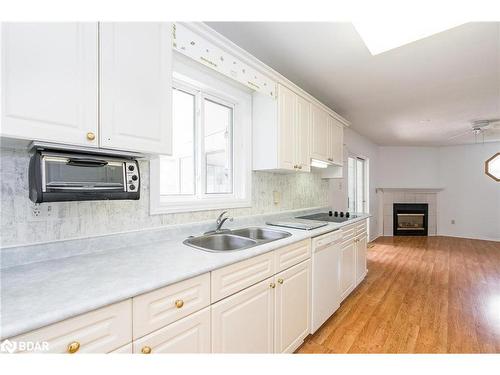 5 Valentini Avenue, Holland Landing, ON - Indoor Photo Showing Kitchen With Double Sink