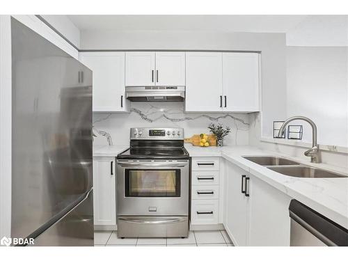 805-140 Dunlop Street E, Barrie, ON - Indoor Photo Showing Kitchen With Stainless Steel Kitchen With Double Sink With Upgraded Kitchen