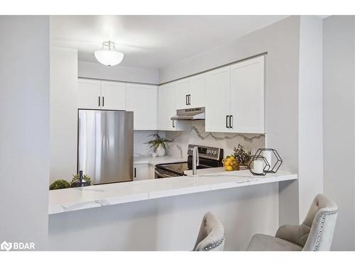 805-140 Dunlop Street E, Barrie, ON - Indoor Photo Showing Kitchen With Stainless Steel Kitchen With Upgraded Kitchen