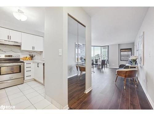 805-140 Dunlop Street E, Barrie, ON - Indoor Photo Showing Kitchen