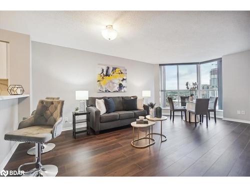 805-140 Dunlop Street E, Barrie, ON - Indoor Photo Showing Living Room