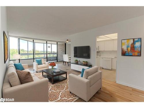 701-181 Collier Street, Barrie, ON - Indoor Photo Showing Living Room