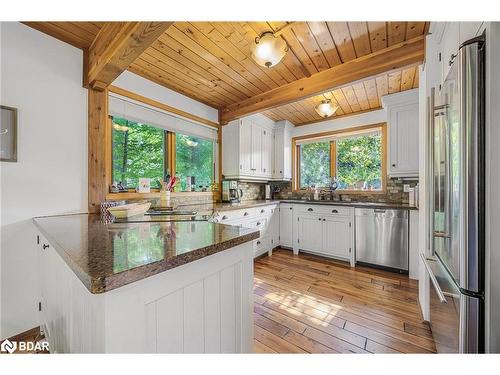 37 Pine Ridge Trail, Oro-Medonte, ON - Indoor Photo Showing Kitchen