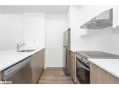 102-90 Canon Jackson Drive, Toronto, ON - Indoor Photo Showing Kitchen