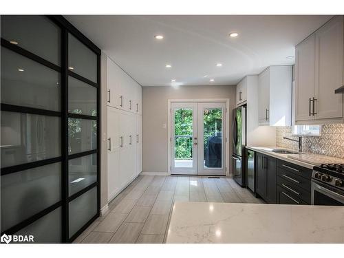 59 Livingstone Street E, Barrie, ON - Indoor Photo Showing Kitchen With Upgraded Kitchen