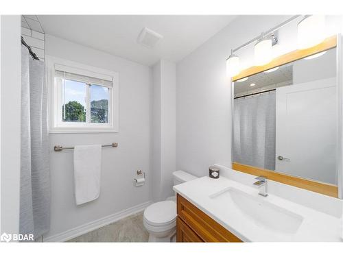 141 Benson Drive, Barrie, ON - Indoor Photo Showing Bathroom