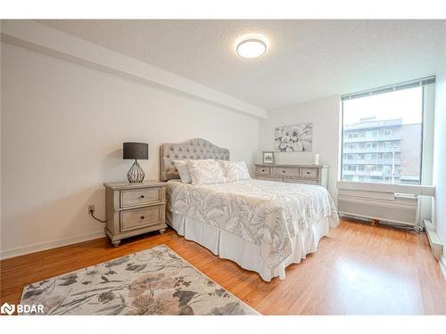 206-181 Collier Street, Barrie, ON - Indoor Photo Showing Bedroom