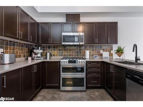 1327 Hunter Street, Innisfil, ON - Indoor Photo Showing Kitchen With Upgraded Kitchen