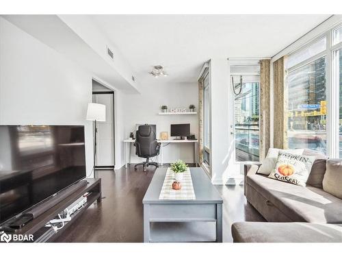 201-15 Brunel Court, Toronto, ON - Indoor Photo Showing Living Room