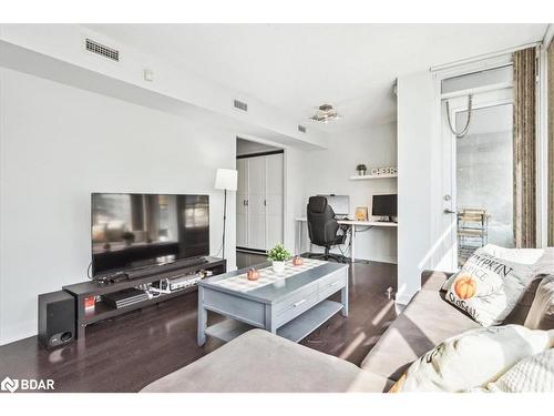 201-15 Brunel Court, Toronto, ON - Indoor Photo Showing Living Room