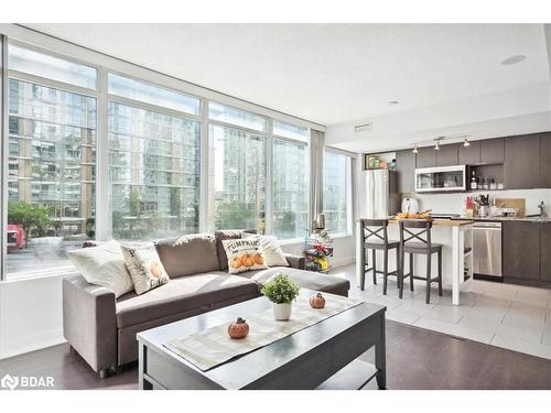 201-15 Brunel Court, Toronto, ON - Indoor Photo Showing Living Room