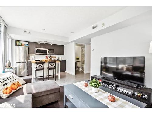 201-15 Brunel Court, Toronto, ON - Indoor Photo Showing Living Room