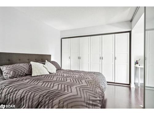 201-15 Brunel Court, Toronto, ON - Indoor Photo Showing Bedroom