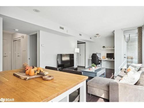 201-15 Brunel Court, Toronto, ON - Indoor Photo Showing Living Room