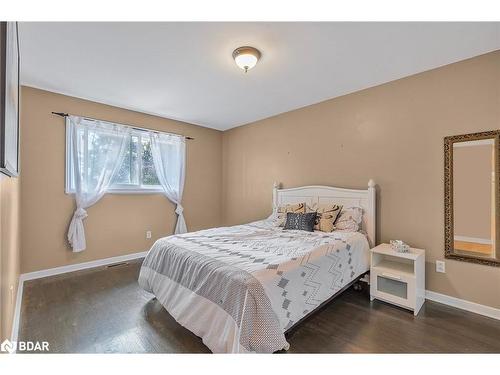 12 Roslyn Road, Barrie, ON - Indoor Photo Showing Bedroom