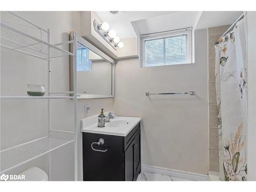 12 Roslyn Road, Barrie, ON - Indoor Photo Showing Bathroom