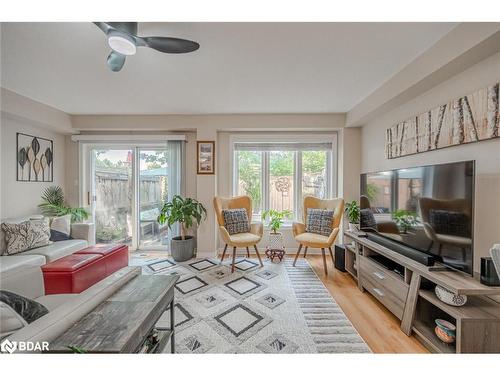 7-430 Mapleview Drive E, Barrie, ON - Indoor Photo Showing Living Room