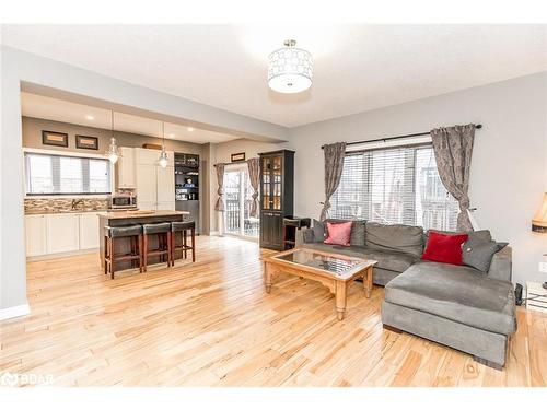 11 Oakmont Avenue, Horseshoe Valley, ON - Indoor Photo Showing Living Room