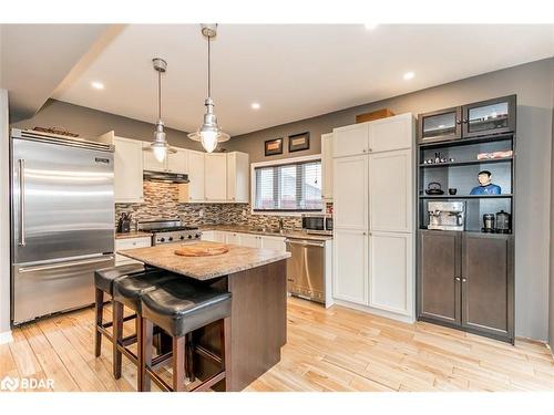 11 Oakmont Avenue, Horseshoe Valley, ON - Indoor Photo Showing Kitchen With Stainless Steel Kitchen With Upgraded Kitchen