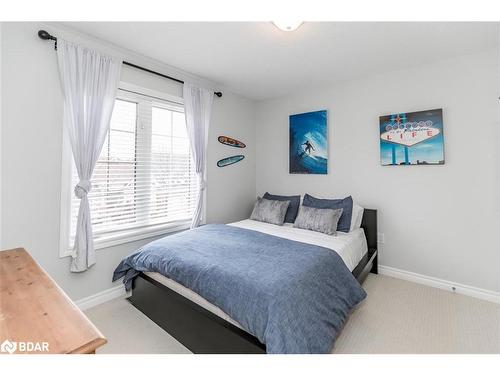 11 Oakmont Avenue, Horseshoe Valley, ON - Indoor Photo Showing Bedroom