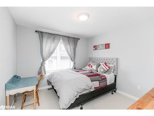 11 Oakmont Avenue, Horseshoe Valley, ON - Indoor Photo Showing Bedroom