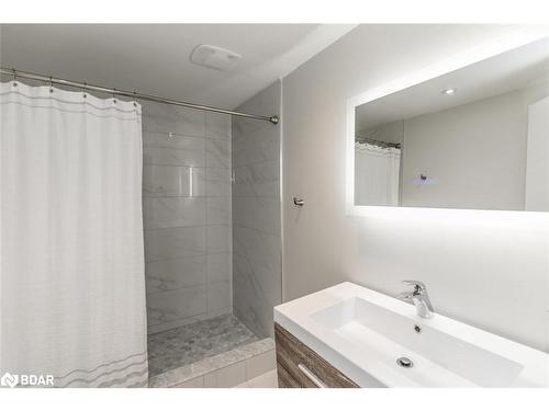 11 Oakmont Avenue, Horseshoe Valley, ON - Indoor Photo Showing Bathroom