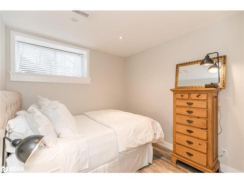 11 Oakmont Avenue, Horseshoe Valley, ON - Indoor Photo Showing Bedroom