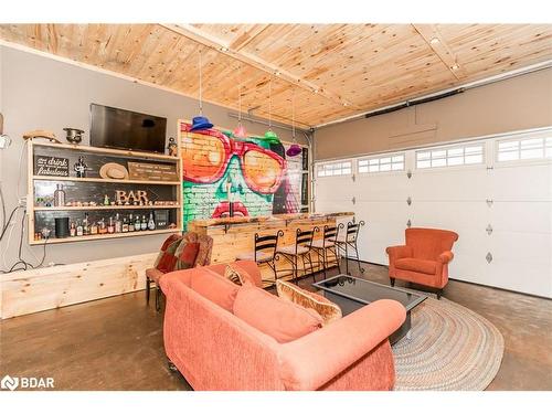 11 Oakmont Avenue, Horseshoe Valley, ON - Indoor Photo Showing Garage