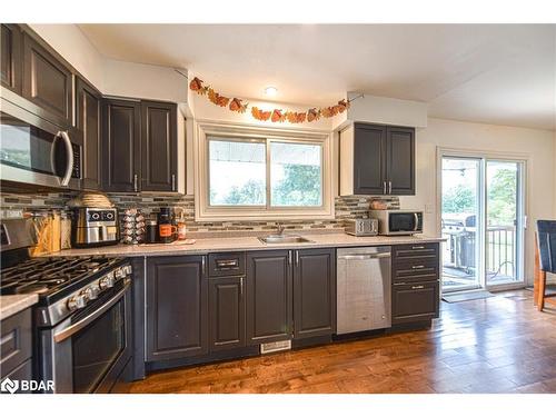 8732 Highway 12, Oro-Medonte, ON - Indoor Photo Showing Kitchen With Upgraded Kitchen