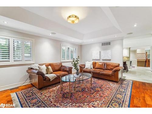 21940 Mccowan Road, East Gwillimbury, ON - Indoor Photo Showing Living Room