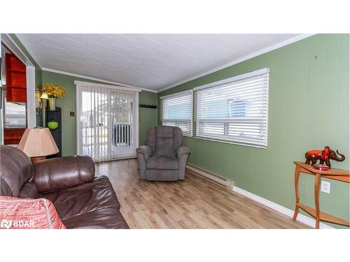 101 Linden Lane, Innisfil, ON - Indoor Photo Showing Living Room