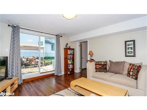 250 Superior Street, Stayner, ON - Indoor Photo Showing Living Room