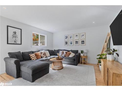 101 Queen Street, Barrie, ON - Indoor Photo Showing Living Room