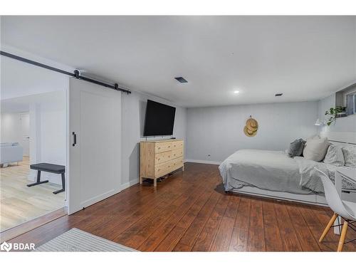 101 Queen Street, Barrie, ON - Indoor Photo Showing Bedroom