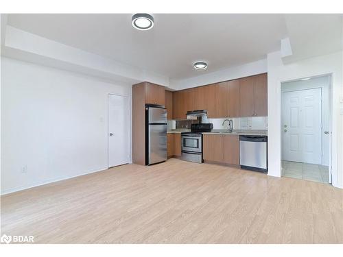 101-3108 Eglinton Avenue W, Peel, ON - Indoor Photo Showing Kitchen