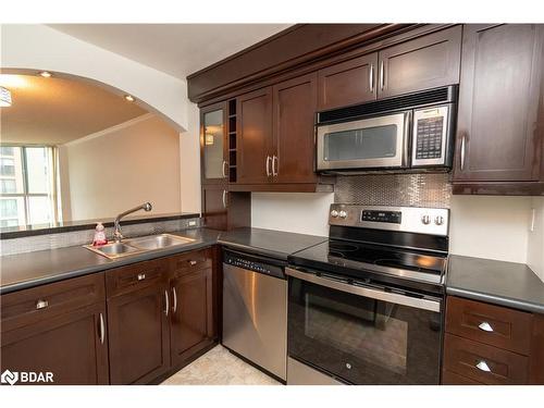 609-140 Dunlop Street E, Barrie, ON - Indoor Photo Showing Kitchen With Double Sink