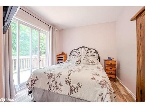 3301 Pleasant Road, Orillia, ON - Indoor Photo Showing Bedroom