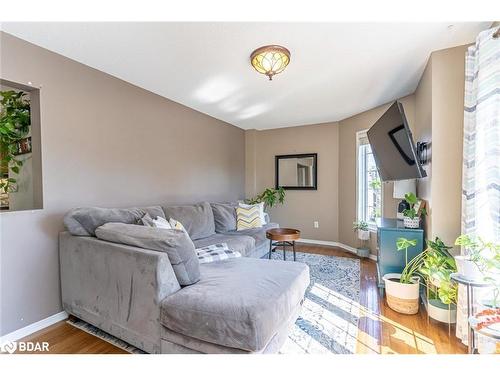 20 Hemlock Court, Barrie, ON - Indoor Photo Showing Living Room