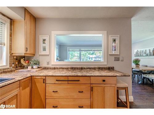 65 Melrose Avenue, Barrie, ON - Indoor Photo Showing Kitchen