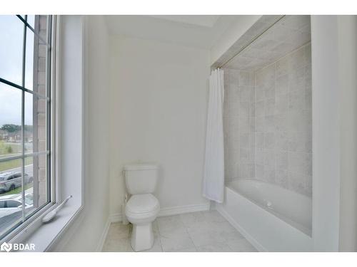 16 Daly Court, Barrie, ON - Indoor Photo Showing Bathroom