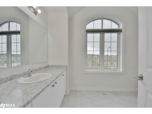 16 Daly Court, Barrie, ON - Indoor Photo Showing Bathroom