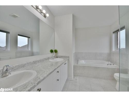 16 Daly Court, Barrie, ON - Indoor Photo Showing Bathroom