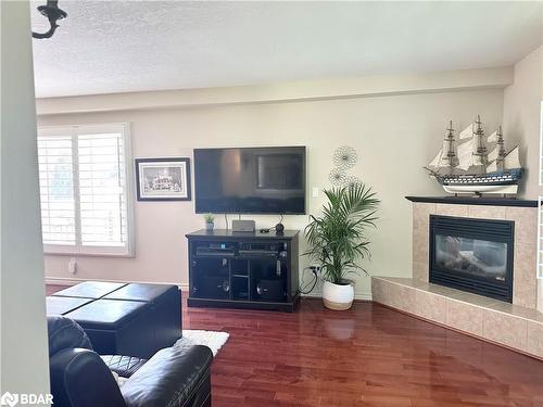 59 Highlands Crescent, Collingwood, ON - Indoor Photo Showing Living Room With Fireplace