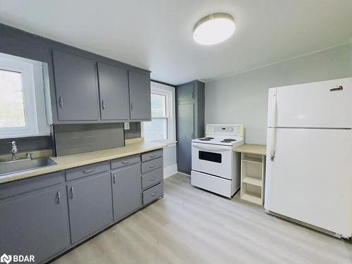 939/941 Duke Street, Cambridge, ON - Indoor Photo Showing Kitchen