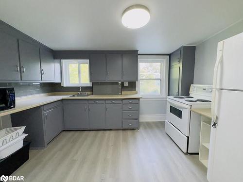 939/941 Duke Street, Cambridge, ON - Indoor Photo Showing Kitchen