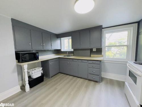 939/941 Duke Street, Cambridge, ON - Indoor Photo Showing Kitchen