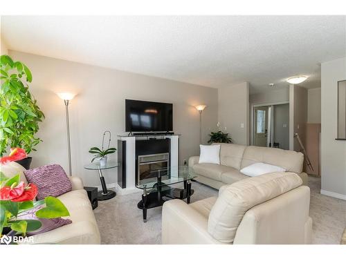 748 Adelaide Avenue E, Oshawa, ON - Indoor Photo Showing Living Room